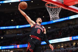 球迷通过自 球迷通过自